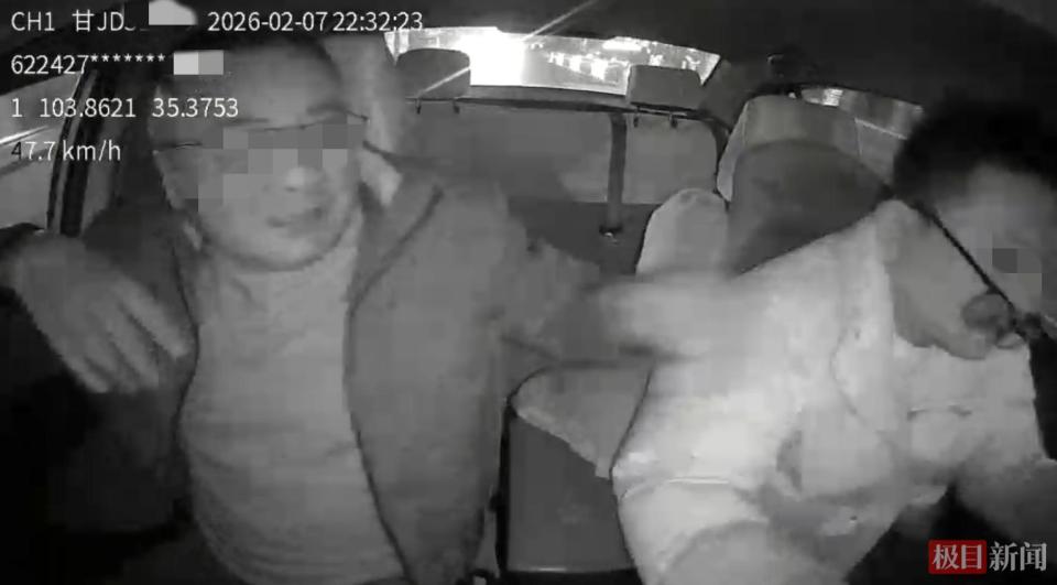  甘肃临洮一男乘客抢夺出租车方向盘致撞树，26秒后跳车逃跑被警方控制 新闻