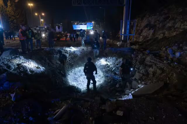 小小的墓穴,埋葬了多少未开的花朵;无辜的童年,在炮火中骤然凋零。 文化旅游