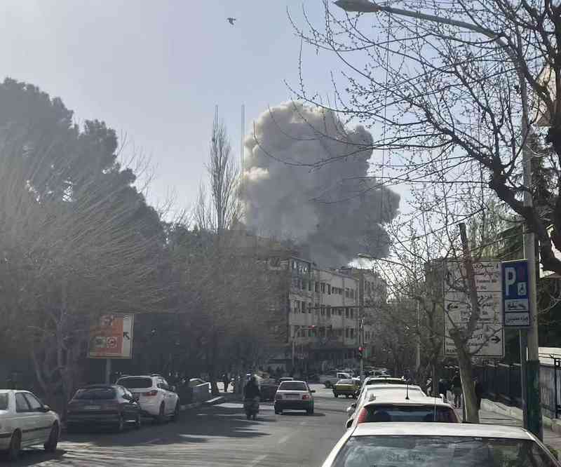  爆炸余音绕耳，德黑兰的酒店梦碎；一位华人女性回望十二年，合伙人仍在边境线上。 情感心理