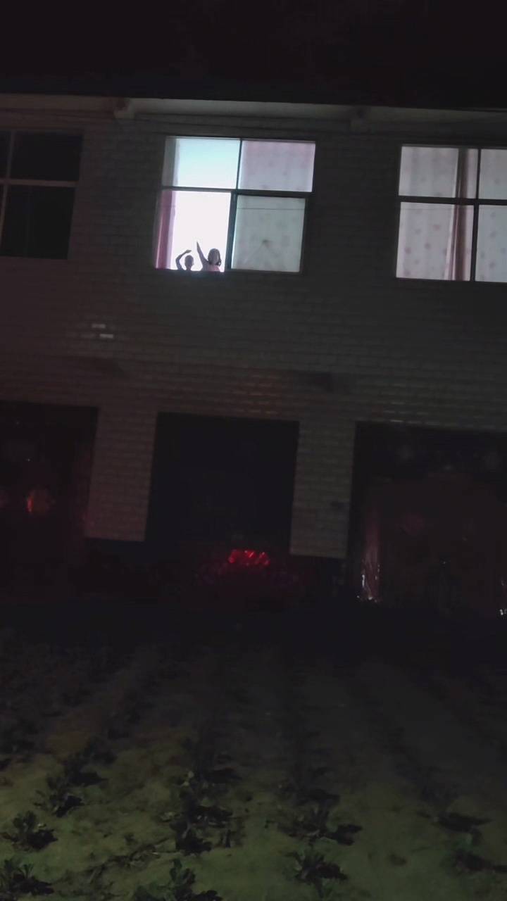 10岁女孩压岁钱全交给父母;手写信里满是不舍,父母计划回乡陪伴。 情感心理