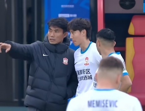 上海海港主场对决青岛西海岸即将来临,西海岸队今日启程提前备战;连续客场作战考验球队韧性,力争在新赛季展现更强竞争力。 体育新闻 上海海港主场对决青岛西海岸即将来临,西海岸队今日启程提前备战;连续客场作战考验球队韧性,力争在新赛季展现更强竞争力。 体育新闻