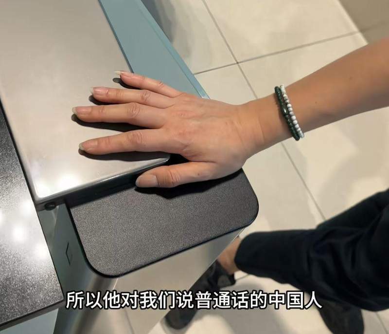  香港机场登机风波，亚航地勤不当言行引发争议；涉事员工已被解雇。 新闻 香港机场登机风波，亚航地勤不当言行引发争议；涉事员工已被解雇。 新闻 香港机场登机风波，亚航地勤不当言行引发争议；涉事员工已被解雇。 新闻