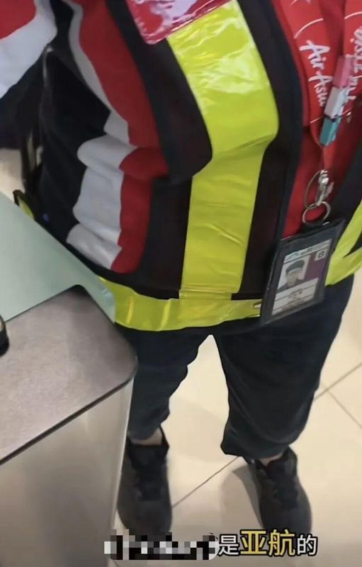  香港机场登机风波，亚航地勤不当言行引发争议；涉事员工已被解雇。 新闻 香港机场登机风波，亚航地勤不当言行引发争议；涉事员工已被解雇。 新闻 香港机场登机风波，亚航地勤不当言行引发争议；涉事员工已被解雇。 新闻