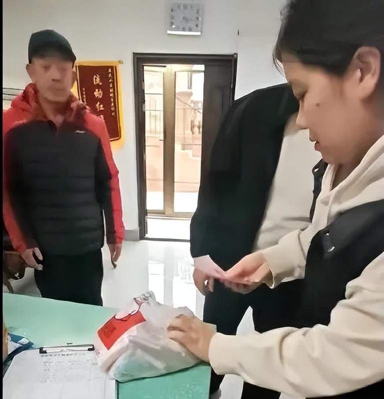 意外丢弃现金后,夫妻焦急寻找;保洁员及时上交,失而复得温暖人心。 情感心理