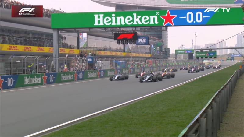 上海赛道激战正酣,安东内利杆位起步;19岁新星梅奔夺首冠。 体育新闻