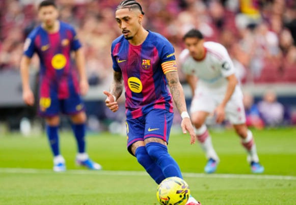  巴萨锋线火力全开；拉菲尼亚点球双响创纪录，半场领先塞维利亚。 体育新闻