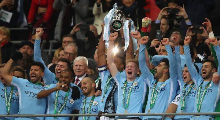 B席深情回首八年之前;那座英联杯首冠,点燃了曼城的冠军之火。 体育新闻