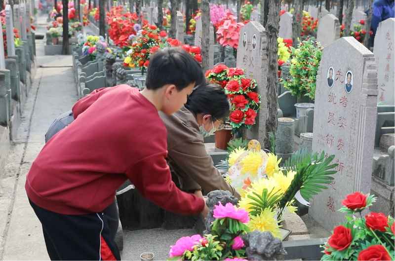  祭扫无需焚烧：告别传统陋习，重塑清明仪式感 新闻 祭扫无需焚烧：告别传统陋习，重塑清明仪式感 新闻 祭扫无需焚烧：告别传统陋习，重塑清明仪式感 新闻