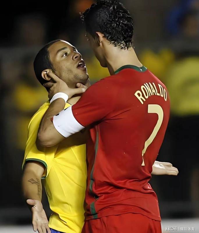  【技术复盘】从假摔博弈到系统迭代：VAR普及背后的足球裁判技术进化史 体育新闻