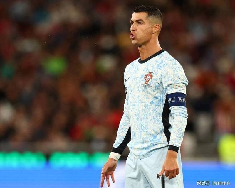  【技术复盘】从假摔博弈到系统迭代：VAR普及背后的足球裁判技术进化史 体育新闻