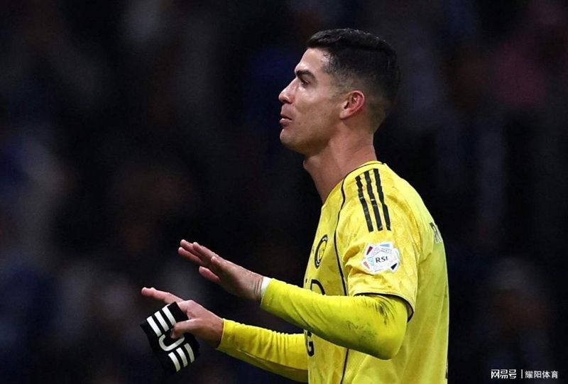  【技术复盘】从假摔博弈到系统迭代：VAR普及背后的足球裁判技术进化史 体育新闻