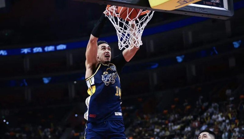  【技术解码】徐杰首发激活广东进攻体系：杜锋战术迭代的深层逻辑 体育新闻