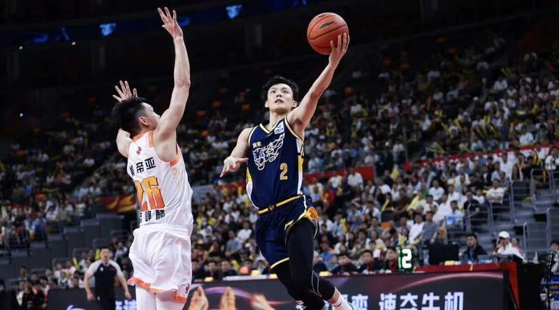  【技术解码】徐杰首发激活广东进攻体系：杜锋战术迭代的深层逻辑 体育新闻