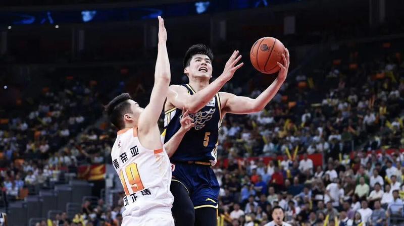  【技术解码】徐杰首发激活广东进攻体系：杜锋战术迭代的深层逻辑 体育新闻