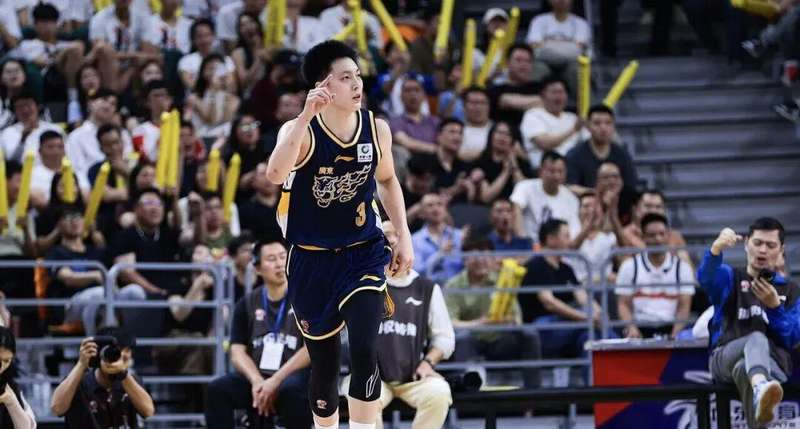  【技术解码】徐杰首发激活广东进攻体系：杜锋战术迭代的深层逻辑 体育新闻