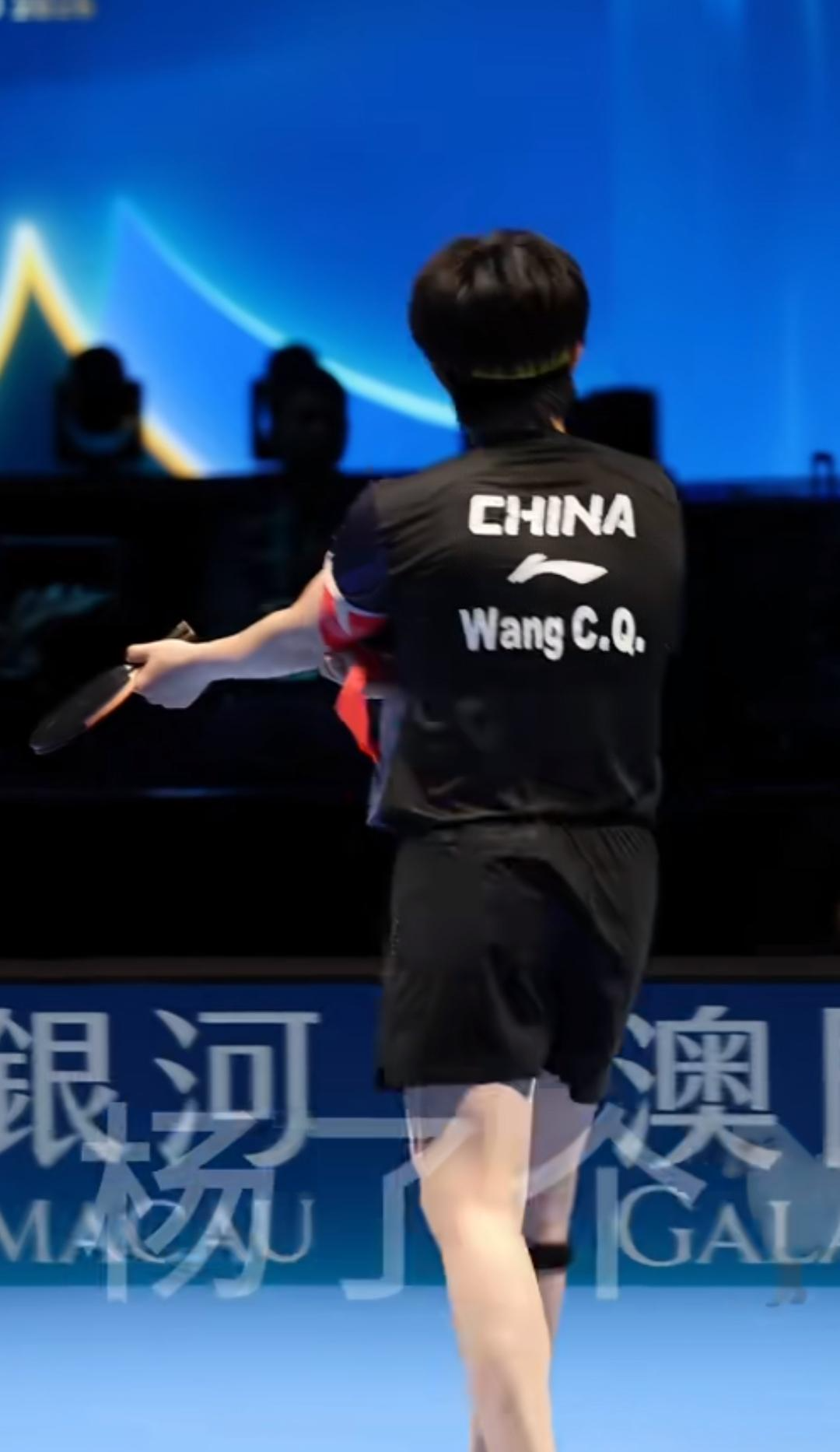  看哭了！被逼到墙角的中国队独苗，用一个动作告诉所有人什么叫热爱 体育新闻