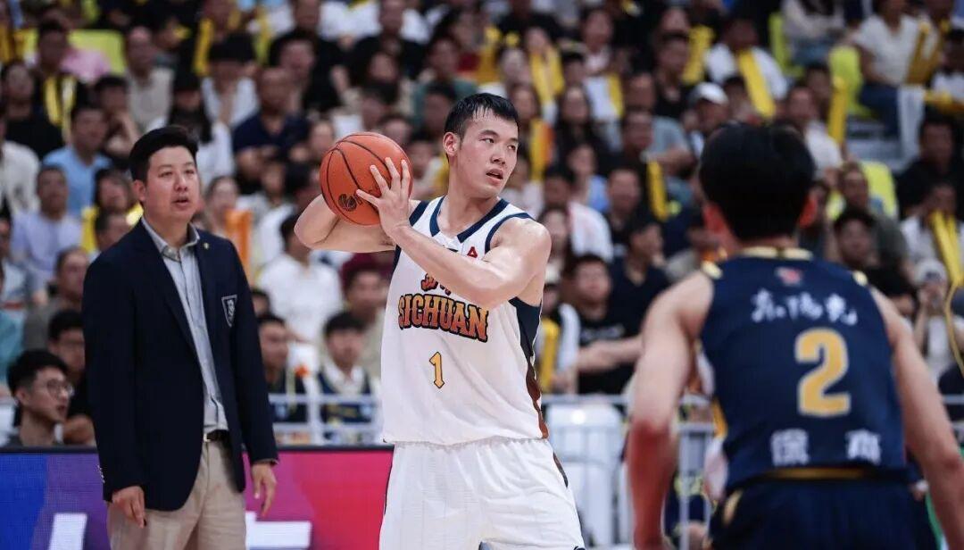 广东锋线战术重构：崔永熙轮休背后的季后赛储备逻辑 体育新闻